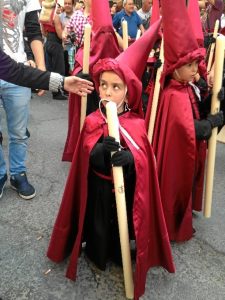 300 nazarenos componen el cortejo de la hermandad de la Fe.