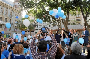 Suelta de globos en la plaza de las Monjas a favor del autismo.