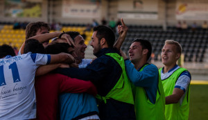 Un jugador del Marbella aprovecha la celebración de uno de sus goles para dedicar un feo gesto a la grada. / Foto: Javier Losa.