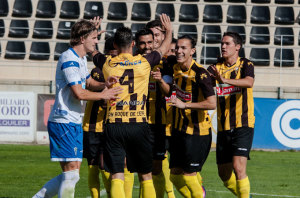 Los jugadores sanroquistas celebran el gol de Germán. / Foto: Javier Losa.