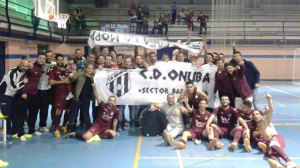 El equipo onubense celebró con sus aficionados en la cancha beasina el ascenso a Tercera.