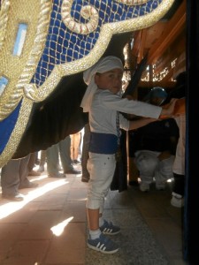 Pequeño Costalero bajo el manto de la Victoria.