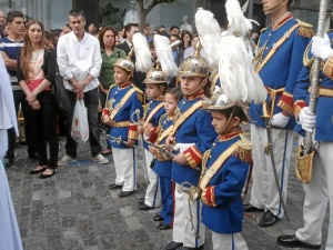 La Banda de Tambores y Cornetas de la Salud acompañan el paso de misterio.