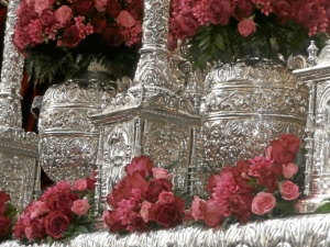 Rosas del palio de la Señora de los Dolores.