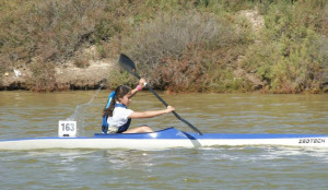 La Alevín Cristina Pérez, cuarta al final, en pleno esfuerzo.