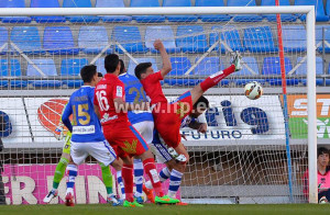 En defensa el Recre tuvo que emplearse a fondo. / Foto: www.lfp.es.