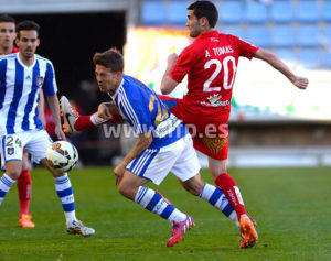 Álvaro Antón pugna con Antonio Tomás en un lance del choque. / Foto: www.lfp.es.