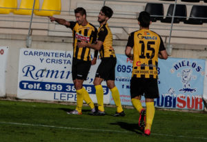 Samu, una de las ausencias en el partido de este sábado, celebrando un gol ante el Marbella. / Foto: J. Losa.