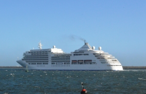 El Silver Sea en la bocana del puerto onubense, con destino a Gibraltar