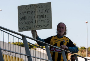 Un aficionado del San Roque da las gracias a jugadores y técnicos por la temporada realizada. / Foto: Javier Losa.