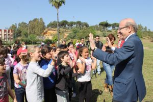 Visita del alcalde de Huelva a la zona acampada.