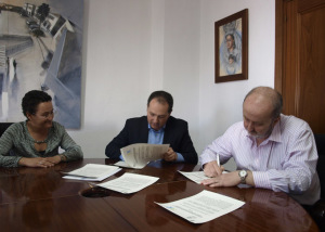 Un momento de la firma del convenio con Aspandle.