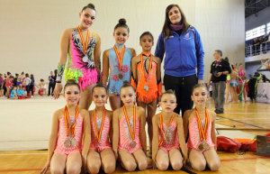 Las representantes del Rítmico Colombino en Chiclana, con sus medallas.