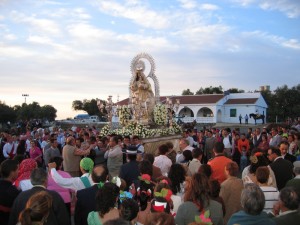 Procesión de la Virgen de Piedras Albas por el Prado de Osma.