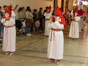 Los nazarenos portan la cruz. 