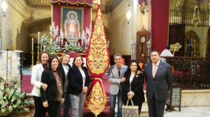 La mayordoma Luisa Márquez junto a sus hijas, bordadores y el hermano mayor.