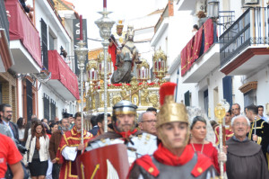 La imagen de San Jorge recorre en procesión las calles del municipio de Palos.