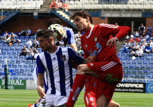 Antonio Domínguez y Berrocal pugnan por un balón. / Foto: Josele Ruiz.