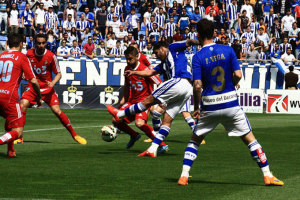 Braulio, en semifallo, intenta el remate sobre el portal berciano. / Foto: Josele Ruiz.