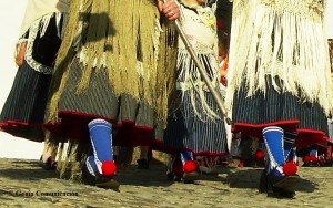 Los zapatos de serrana con la borla roja. 