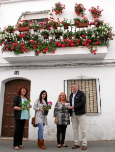 El alcalde de Cartaya junto a uno de las familias ganadoras del certamen.