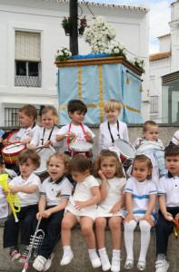 Los niños sacaron la cruz de mayo a la calle.