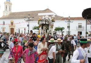 La Hermandad de Cartaya camina hacia El Rocío.