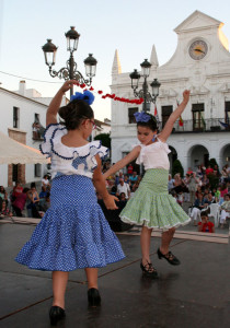 Muchos vecinos acudieron a ver los bailes.