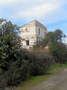 Aún quedan restos de los edificios de los trabajadores del ferrocarril.