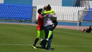 Alegría desbordante de Sara Serrat tras el triunfo en los penaltis ante el Atlético. / Foto: J. Arrazola.