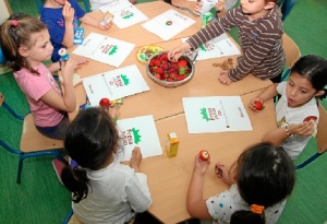 Los niños y niñas disfrutan de la campaña 'Fresayunando'