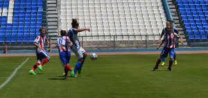 En algunas fases el equipo de Huelva se tuvo que mostrar contundente. / Foto: J. Arrazola.