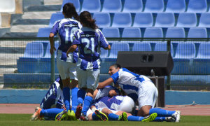 Las jugadoras del Sporting celebran el gol de Patri, que era el empate. / Foto: J. Arrazola.