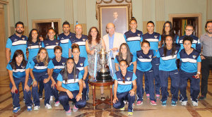 Pedro Rodríguez, junto a los componentes del club  onubense.