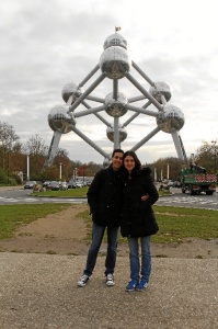 María, junto a su pareja en un viaje a Bruselas.