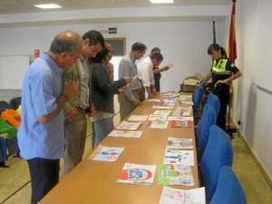 Visitantes en el concurso de dibujo. 