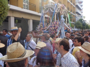 Los onubenses despiden a la Hermandad de Huelva.