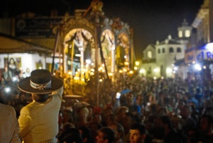 Entrada del Simpecado de la Hermandad de Huelva en la aldea del Rocío./Foto: Julián Pérez.