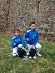 Alejandro Camacho y Carlos Acuña, representantes del Club de Esgrima Huelva en Manilva.