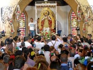 Devotos de la Virgen de Montemayor momentos antes de iniciar su procesión.