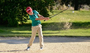 Kostka Hornos, sacando una bola de un bunker. / Foto: J. L. Rúa.