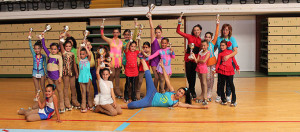 Representantes del Danzapatín Huelva con sus trofeos.