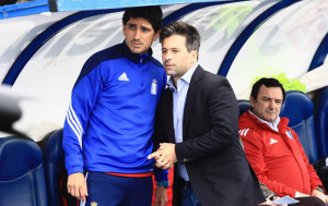 Jose Dominguez, técnico del Recre, conversa con Juan Manuel Pavón, durante el partido con el Girona. / Foto: Josele Ruiz.