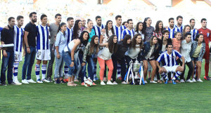 En los prolegómenos se le tributó un homenaje a las chicas del Sporting de Huelva por su triunfo copero. / Foto: Josele Ruiz.