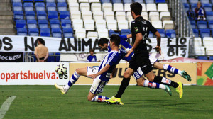 Momento en el que Caye Quintana remata lanzándose al césped para conseguir el gol. / Foto: Josele Ruiz.