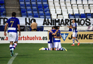 Los jugadores del Recre celebran el gol de Caye Quintana. / Foto: Josele Ruiz.