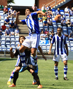 Pedro Ríos, autor del tercer gol del Recre, en un salto. / Foto: Josele Ruiz.