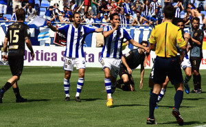 Montoro corre feliz tras marcar el segundo gol del Decano. / Foto: Josele Ruiz.