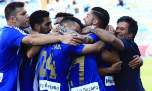 Jugadores y técnico del Recre celebran el tercer gol del Recre. / Foto: Josele Ruiz.