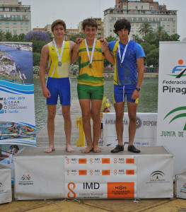 Ramiro Guinea, en lo más alto del podio en el K1 cadete 200 metros.